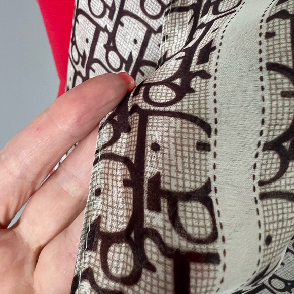 Elegant Brown and Cream Patterned Scarf - Picture 4 of 4